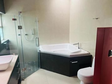 EXCELENTE CASA EN VENTA EN EXCLUSIVO FRACCIONAMIENTO LA RIOJA UBICADO AL SUR DE LA CIUDAD EN AV. LOPEZ MATEOS SUR 7000, MUNICIPIO DE TLAJOMULCO DE ZUÑ