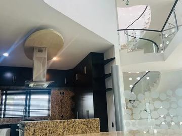 EXCELENTE CASA EN VENTA EN EXCLUSIVO FRACCIONAMIENTO LA RIOJA UBICADO AL SUR DE LA CIUDAD EN AV. LOPEZ MATEOS SUR 7000, MUNICIPIO DE TLAJOMULCO DE ZUÑ