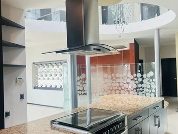 EXCELENTE CASA EN VENTA EN EXCLUSIVO FRACCIONAMIENTO LA RIOJA UBICADO AL SUR DE LA CIUDAD EN AV. LOPEZ MATEOS SUR 7000, MUNICIPIO DE TLAJOMULCO DE ZUÑ