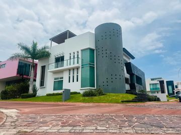 EXCELENTE CASA EN VENTA EN EXCLUSIVO FRACCIONAMIENTO LA RIOJA UBICADO AL SUR DE LA CIUDAD EN AV. LOPEZ MATEOS SUR 7000, MUNICIPIO DE TLAJOMULCO DE ZUÑ