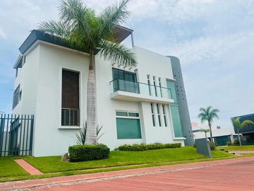 EXCELENTE CASA EN VENTA EN EXCLUSIVO FRACCIONAMIENTO LA RIOJA UBICADO AL SUR DE LA CIUDAD EN AV. LOPEZ MATEOS SUR 7000, MUNICIPIO DE TLAJOMULCO DE ZUÑ