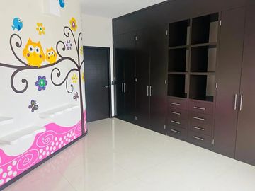 EXCELENTE CASA EN VENTA EN EXCLUSIVO FRACCIONAMIENTO LA RIOJA UBICADO AL SUR DE LA CIUDAD EN AV. LOPEZ MATEOS SUR 7000, MUNICIPIO DE TLAJOMULCO DE ZUÑ