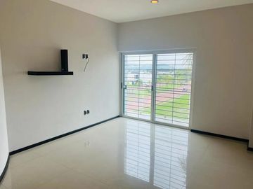 EXCELENTE CASA EN VENTA EN EXCLUSIVO FRACCIONAMIENTO LA RIOJA UBICADO AL SUR DE LA CIUDAD EN AV. LOPEZ MATEOS SUR 7000, MUNICIPIO DE TLAJOMULCO DE ZUÑ