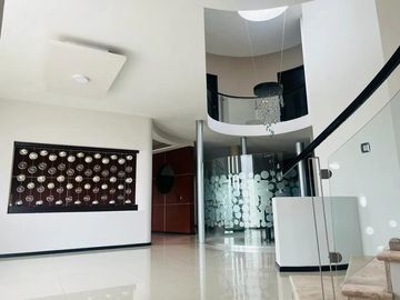 EXCELENTE CASA EN VENTA EN EXCLUSIVO FRACCIONAMIENTO LA RIOJA UBICADO AL SUR DE LA CIUDAD EN AV. LOPEZ MATEOS SUR 7000, MUNICIPIO DE TLAJOMULCO DE ZUÑ