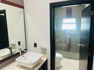 EXCELENTE CASA EN VENTA EN EXCLUSIVO FRACCIONAMIENTO LA RIOJA UBICADO AL SUR DE LA CIUDAD EN AV. LOPEZ MATEOS SUR 7000, MUNICIPIO DE TLAJOMULCO DE ZUÑ