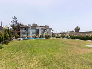 SE VENDE RESIDENCIA EN CAMACHO, LA MOLINA!!
