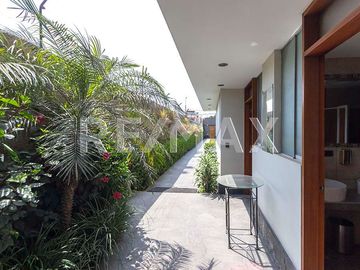 SE VENDE RESIDENCIA EN CAMACHO, LA MOLINA!!