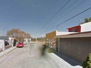 Oportunidad de Remate Bancario en Calle Cornejo Valencia, Colinas de Uriangato, Uriangato-Guanajuato.