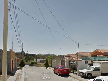 Oportunidad de Remate Bancario en Calle Cornejo Valencia, Colinas de Uriangato, Uriangato-Guanajuato.