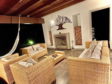 Bella casa dentro de Urbanización La Viña, 1.000 m terreno, 4 dormitorios