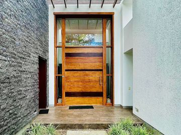 Bella casa dentro de Urbanización La Viña, 1.000 m terreno, 4 dormitorios