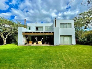 Bella casa dentro de Urbanización La Viña, 1.000 m terreno, 4 dormitorios