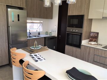 VENDE ULTIMA CASA DISPONIBLE, CONDOMINIO AL ENCUENTRO, PEÑALOLEN, 4 DORMITORIOS, 4 BAÑOS, AMPLIA SALA ESTAR, PATIO, 2 ESTACIONAMIENTOS