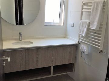 VENDE ULTIMA CASA DISPONIBLE, CONDOMINIO AL ENCUENTRO, PEÑALOLEN, 4 DORMITORIOS, 4 BAÑOS, AMPLIA SALA ESTAR, PATIO, 2 ESTACIONAMIENTOS
