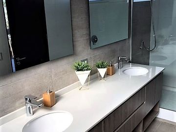 VENDE ULTIMA CASA DISPONIBLE, CONDOMINIO AL ENCUENTRO, PEÑALOLEN, 4 DORMITORIOS, 4 BAÑOS, AMPLIA SALA ESTAR, PATIO, 2 ESTACIONAMIENTOS