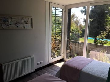 VENDE ULTIMA CASA DISPONIBLE, CONDOMINIO AL ENCUENTRO, PEÑALOLEN, 4 DORMITORIOS, 4 BAÑOS, AMPLIA SALA ESTAR, PATIO, 2 ESTACIONAMIENTOS