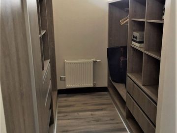 VENDE ULTIMA CASA DISPONIBLE, CONDOMINIO AL ENCUENTRO, PEÑALOLEN, 4 DORMITORIOS, 4 BAÑOS, AMPLIA SALA ESTAR, PATIO, 2 ESTACIONAMIENTOS