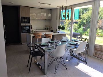 VENDE ULTIMA CASA DISPONIBLE, CONDOMINIO AL ENCUENTRO, PEÑALOLEN, 4 DORMITORIOS, 4 BAÑOS, AMPLIA SALA ESTAR, PATIO, 2 ESTACIONAMIENTOS