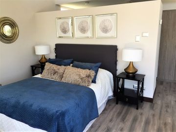 VENDE ULTIMA CASA DISPONIBLE, CONDOMINIO AL ENCUENTRO, PEÑALOLEN, 4 DORMITORIOS, 4 BAÑOS, AMPLIA SALA ESTAR, PATIO, 2 ESTACIONAMIENTOS