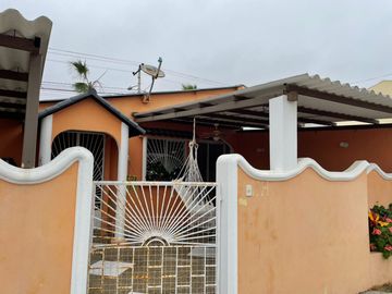 Vendo casa  playera.  via Punta Carnero. Urb. cerrada con guardia 24 horas. 1 planta. Area social con piscina.