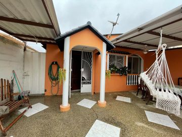Vendo casa  playera.  via Punta Carnero. Urb. cerrada con guardia 24 horas. 1 planta. Area social con piscina.