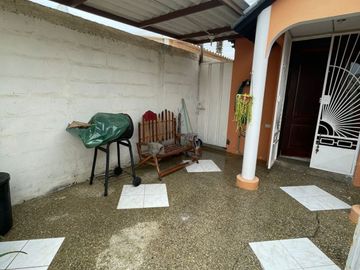 Vendo casa  playera.  via Punta Carnero. Urb. cerrada con guardia 24 horas. 1 planta. Area social con piscina.