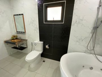 2 storey detached house sale 22MB, with tenant 100KB,440 sqWa., 5 bedrooms, 6 bathrooms, swimming pool, near Mae Jo Municipality, San Sai District, Ch