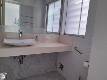 ALQUILO DUPLEX DE UN DORMITORIO AMOBLADO Y EQUIPADO