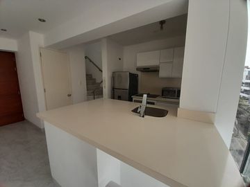 ALQUILO DUPLEX DE UN DORMITORIO AMOBLADO Y EQUIPADO