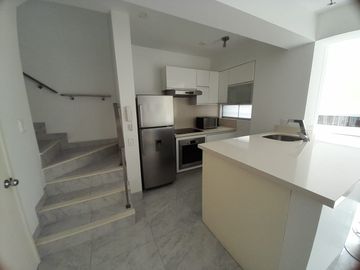 ALQUILO DUPLEX DE UN DORMITORIO AMOBLADO Y EQUIPADO