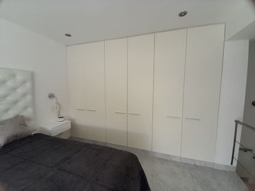 ALQUILO DUPLEX DE UN DORMITORIO AMOBLADO Y EQUIPADO