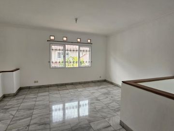 Disewakan Rumah Taman Giri Loka BSD City Tangerang Selatan Bagus Rapih Nyaman Siap Huni