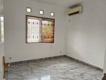 Disewakan Rumah Taman Giri Loka BSD City Tangerang Selatan Bagus Rapih Nyaman Siap Huni