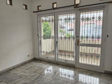 Disewakan Rumah Taman Giri Loka BSD City Tangerang Selatan Bagus Rapih Nyaman Siap Huni
