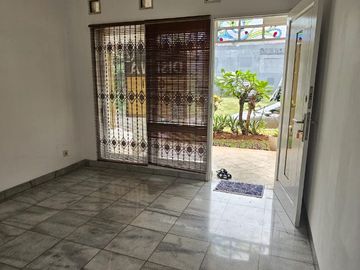 Disewakan Rumah Taman Giri Loka BSD City Tangerang Selatan Bagus Rapih Nyaman Siap Huni