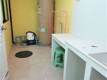 ขาย ทาวน์โฮม 2 ชั้น หมู่บ้าน กานดาเพลส วงแหวน-ลำลูกกาคลอง 6 หลังมุม 4 ห้องนอน 2 ห้องน้ำ พื้นที่ : 20.8 ตรว. ต่อเติมหลังคาจอดรถและห้องครัวพร้อม ทำเลดี 