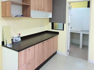 ขาย ทาวน์โฮม 2 ชั้น หมู่บ้าน กานดาเพลส วงแหวน-ลำลูกกาคลอง 6 หลังมุม 4 ห้องนอน 2 ห้องน้ำ พื้นที่ : 20.8 ตรว. ต่อเติมหลังคาจอดรถและห้องครัวพร้อม ทำเลดี 