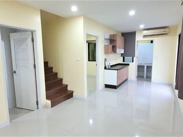 ขาย ทาวน์โฮม 2 ชั้น หมู่บ้าน กานดาเพลส วงแหวน-ลำลูกกาคลอง 6 หลังมุม 4 ห้องนอน 2 ห้องน้ำ พื้นที่ : 20.8 ตรว. ต่อเติมหลังคาจอดรถและห้องครัวพร้อม ทำเลดี 