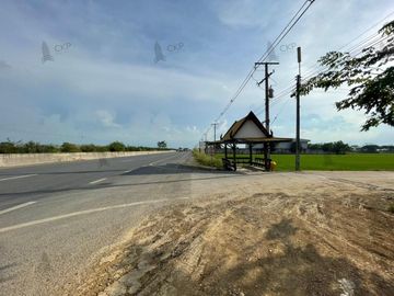 Land for sale, 300 square meters, Khlong Chet Subdistrict, Khlong Luang District, Pathum Thani, beautiful on the road.