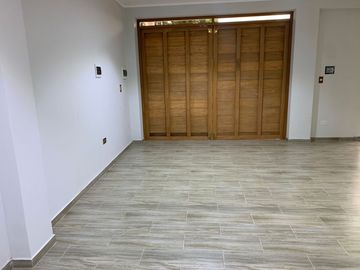 VENTA DE CASA EDIFICIO COMERCIAL, FRENTE AL MEGAPUERTO CHANCAY, 232 M2, PARA EDIFICAR 4 PISOS
