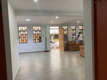 VENTA DE CASA EDIFICIO COMERCIAL, FRENTE AL MEGAPUERTO CHANCAY, 232 M2, PARA EDIFICAR 4 PISOS