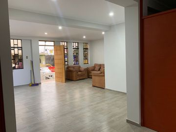 VENTA DE CASA EDIFICIO COMERCIAL, FRENTE AL MEGAPUERTO CHANCAY, 232 M2, PARA EDIFICAR 4 PISOS
