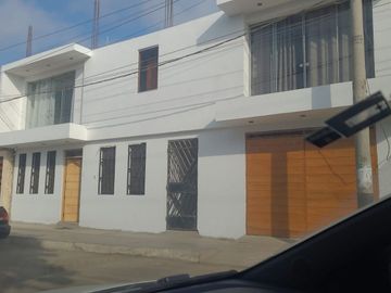 VENTA DE CASA EDIFICIO COMERCIAL, FRENTE AL MEGAPUERTO CHANCAY, 232 M2, PARA EDIFICAR 4 PISOS