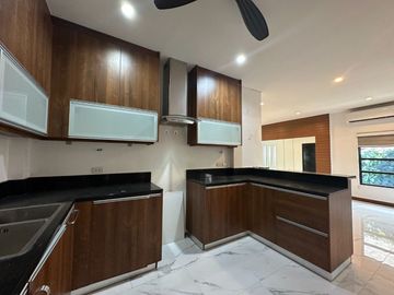 PNM - FOR SALE: 5 Bedroom House & Lot in Cinco Hermanos Subd., Marikina