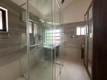 PNM - FOR SALE: 5 Bedroom House & Lot in Cinco Hermanos Subd., Marikina