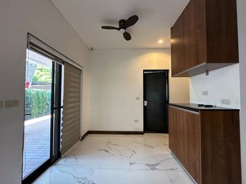PNM - FOR SALE: 5 Bedroom House & Lot in Cinco Hermanos Subd., Marikina