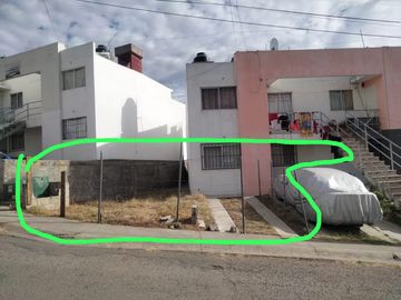 CASA DUPLEX, VENDO LA PLANTA BAJA, CON TERRENO EXCEDENTE.
