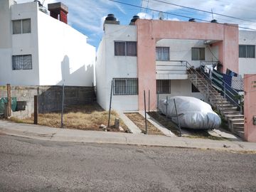 CASA DUPLEX, VENDO LA PLANTA BAJA, CON TERRENO EXCEDENTE.