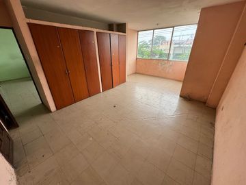 Se Vende Casa Rentera con Terreno Esquinero en Centro de Guayaquil.