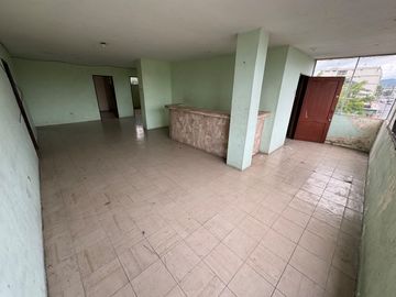 Se Vende Casa Rentera con Terreno Esquinero en Centro de Guayaquil.